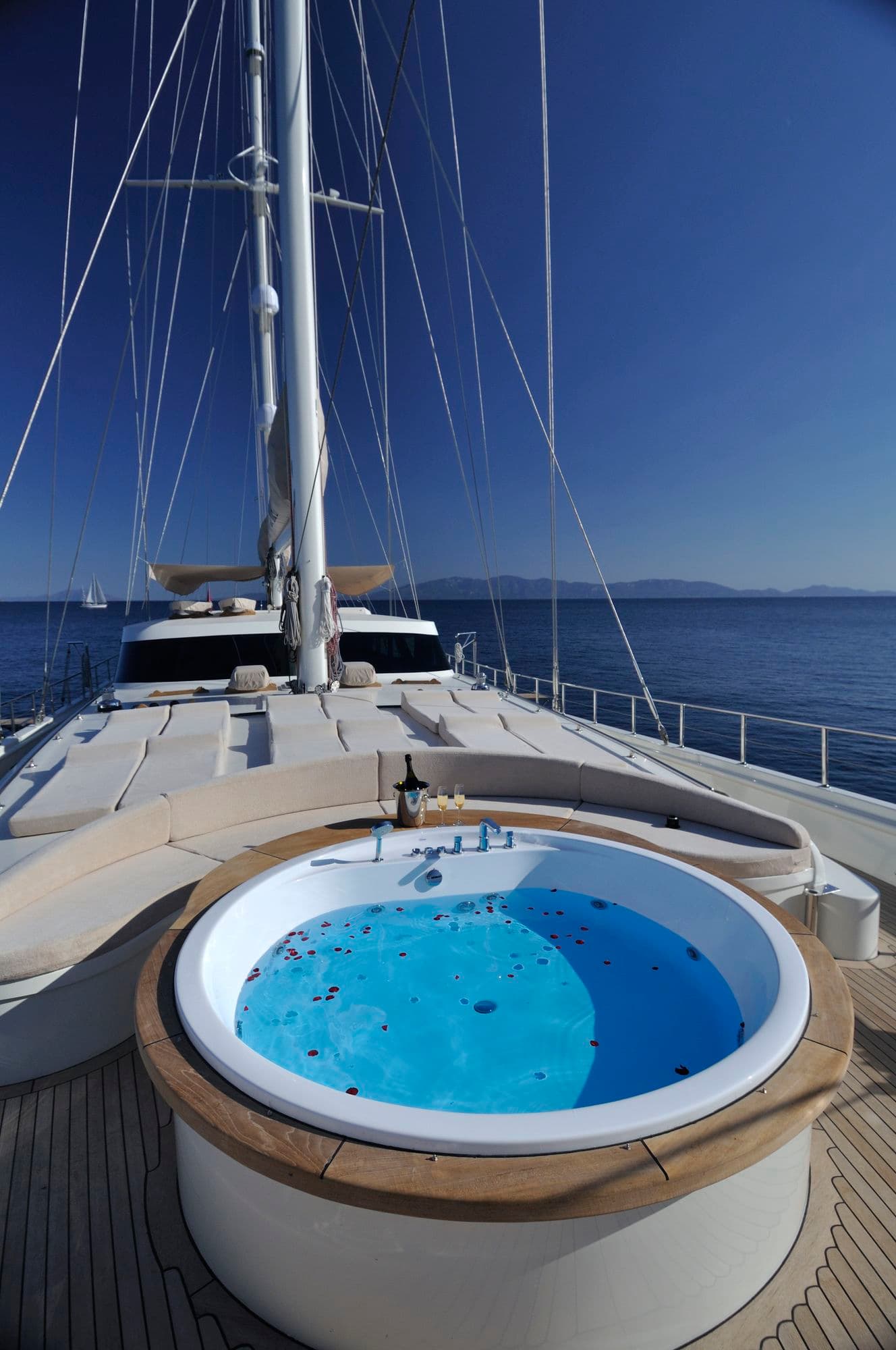 The jacuzzi on the foredeck