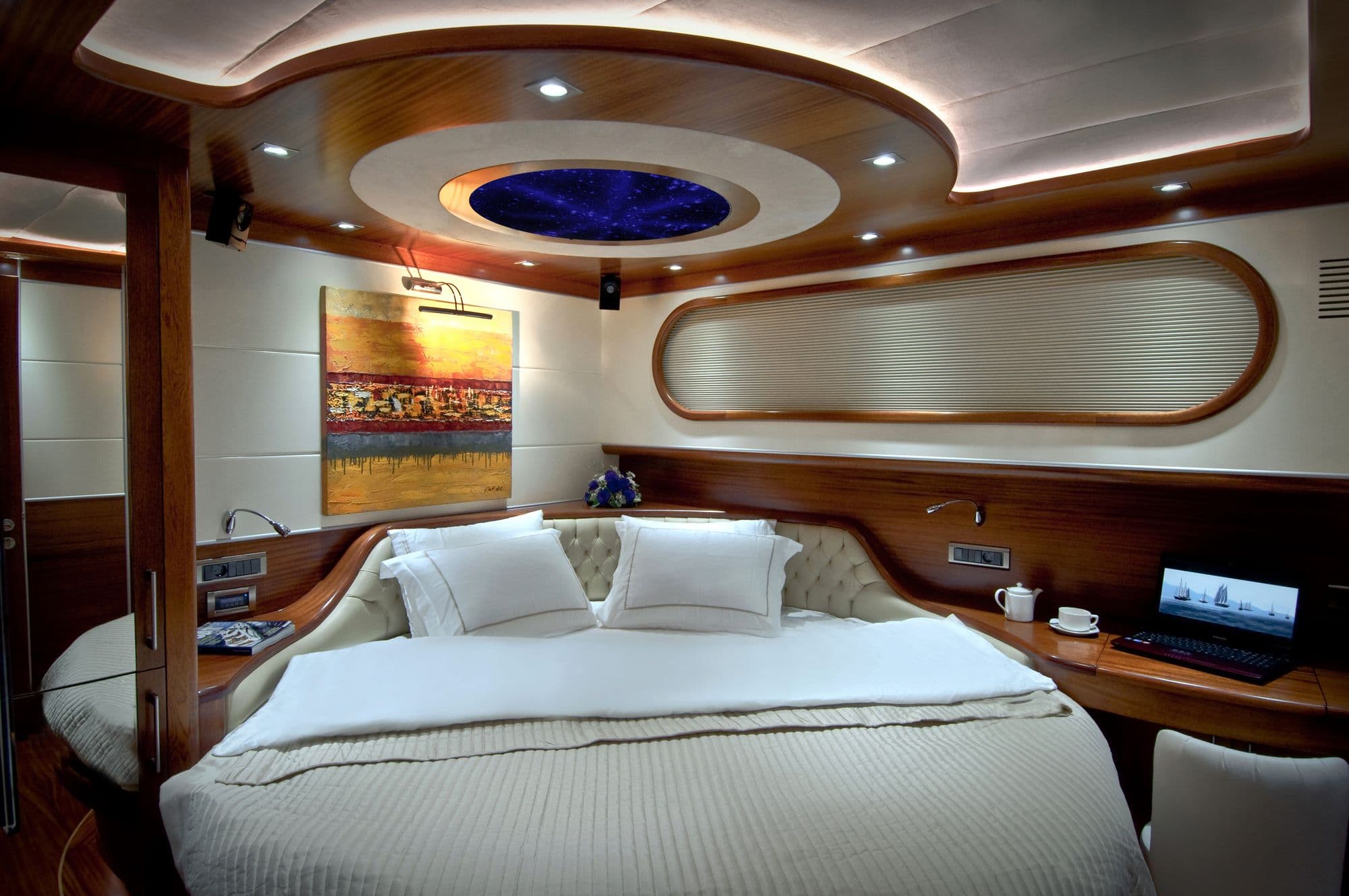 Cabin with a round double bed