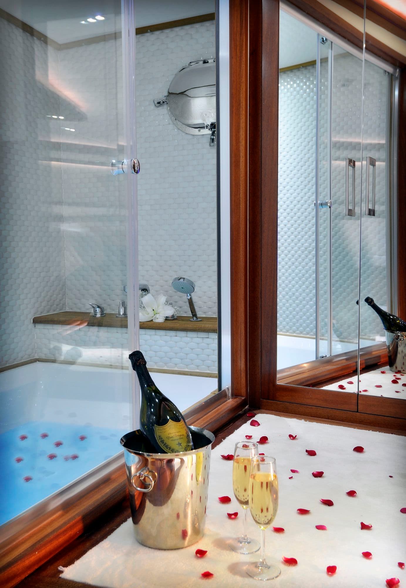 Jacuzzi bathtub in a cabin bathroom