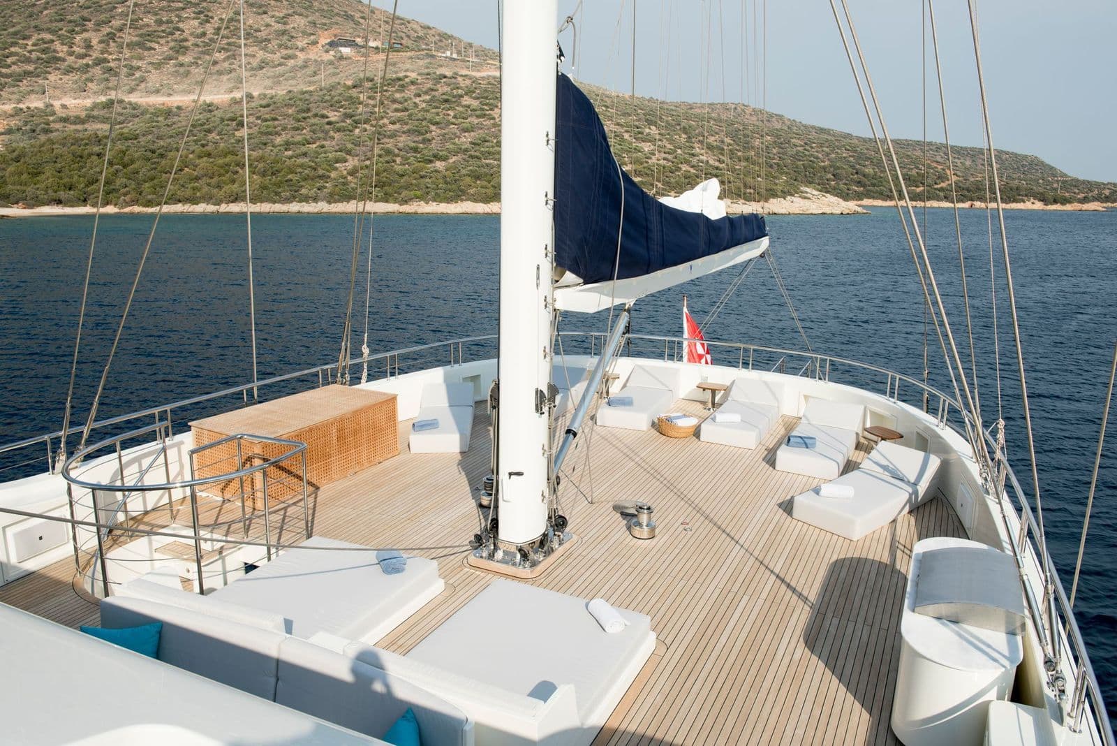 The foredeck of M/S MEIRA seen from the mast