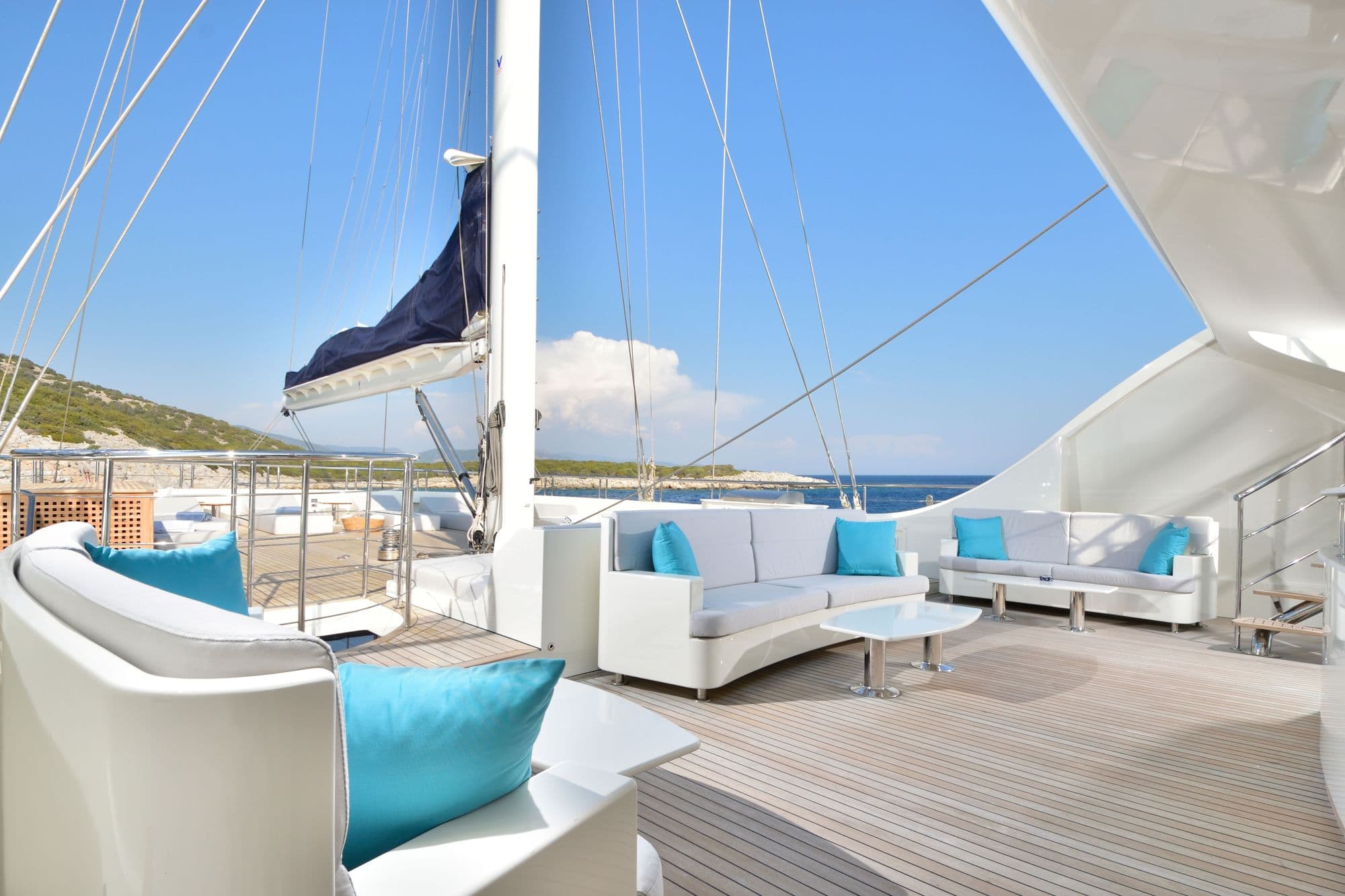 Seating group with turquoise cushions on the foredeck