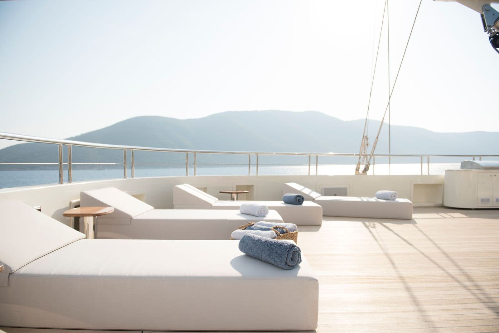 Sun pads with a sea view on the flybridge deck