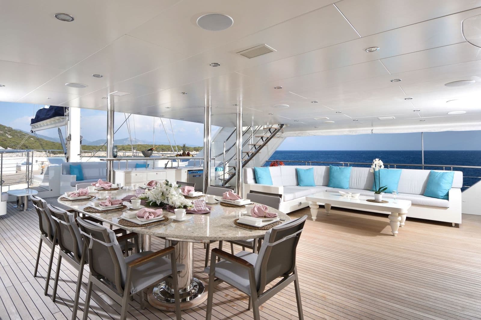 Dining table and seating group in the sky lounge
