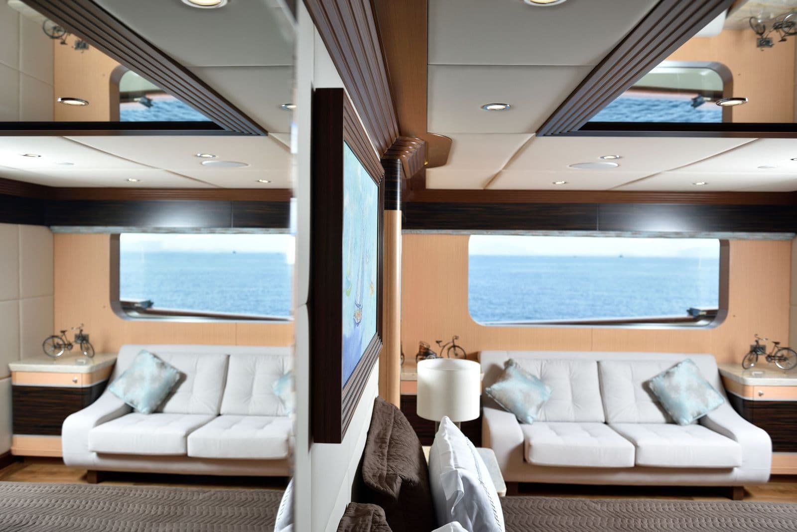 Seating corner with a sea view in the saloon