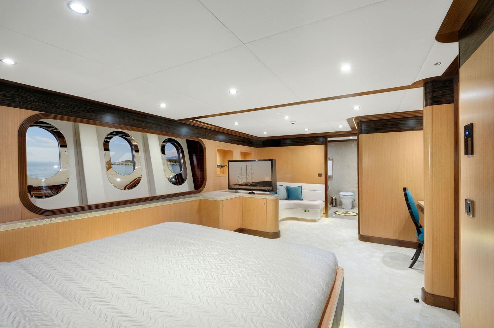 Double cabin with portholes