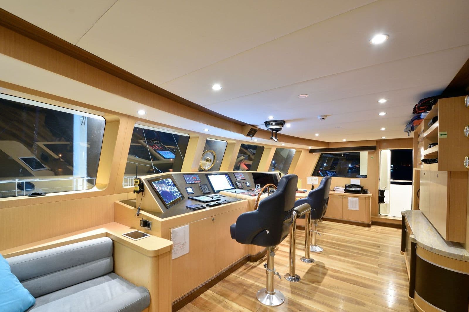 Bridge and navigation console