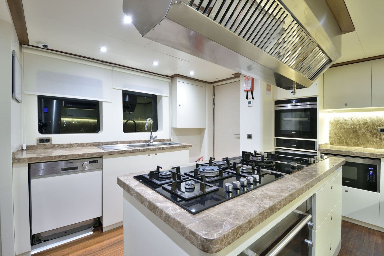 Cooker and preparation counter in the galley