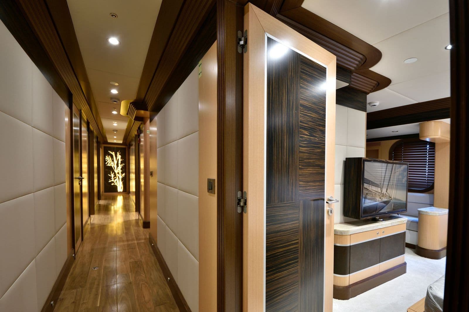 Corridor leading to the cabins