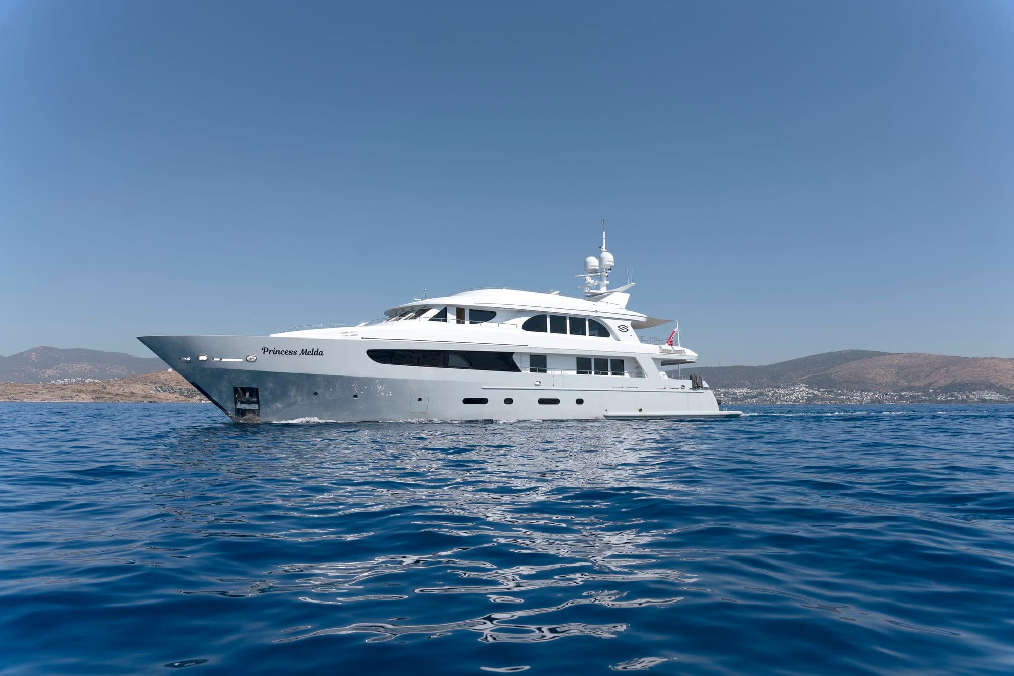 Side view of M/Y PRINCESS MELDA