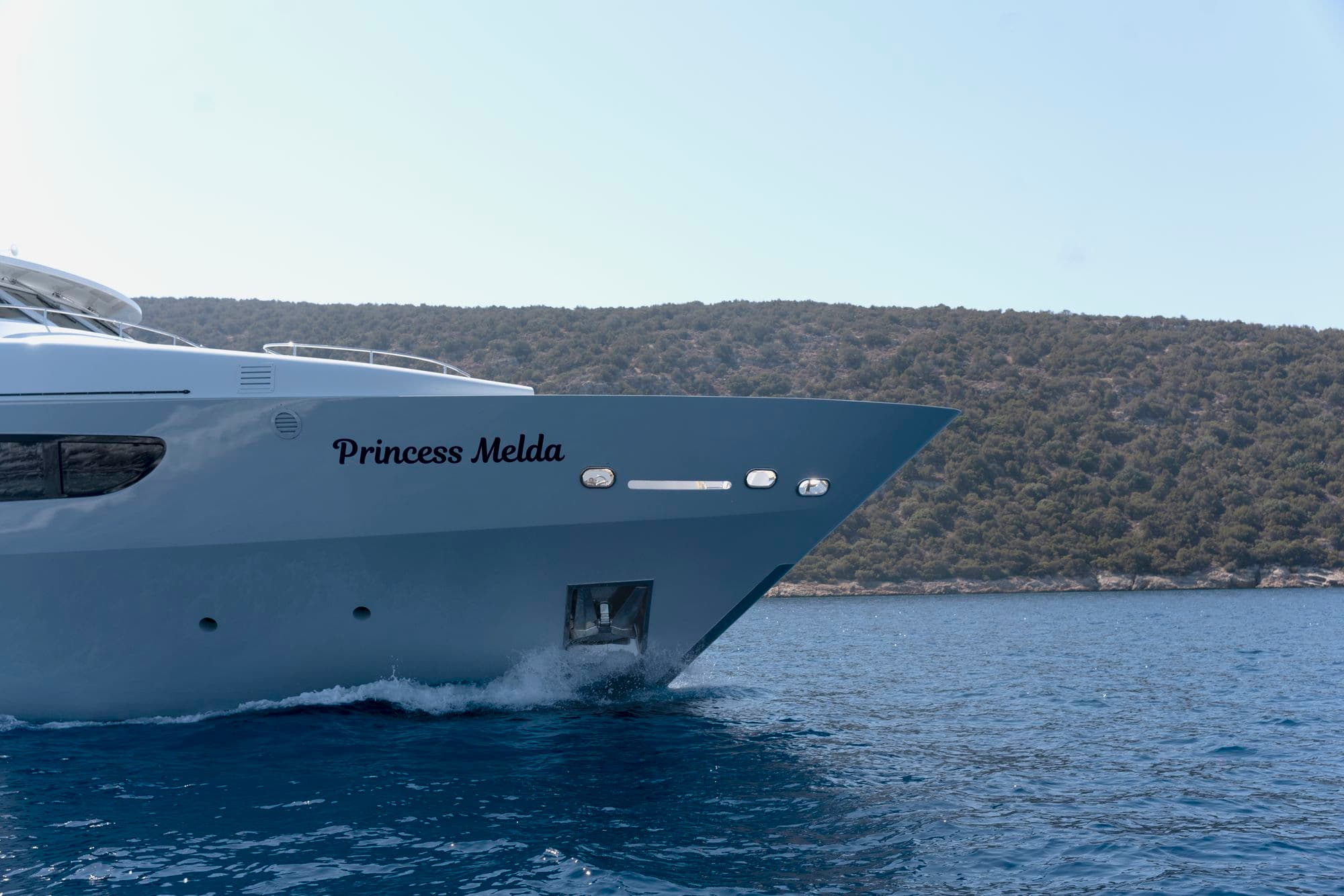 The bow and name of M/Y PRINCESS MELDA