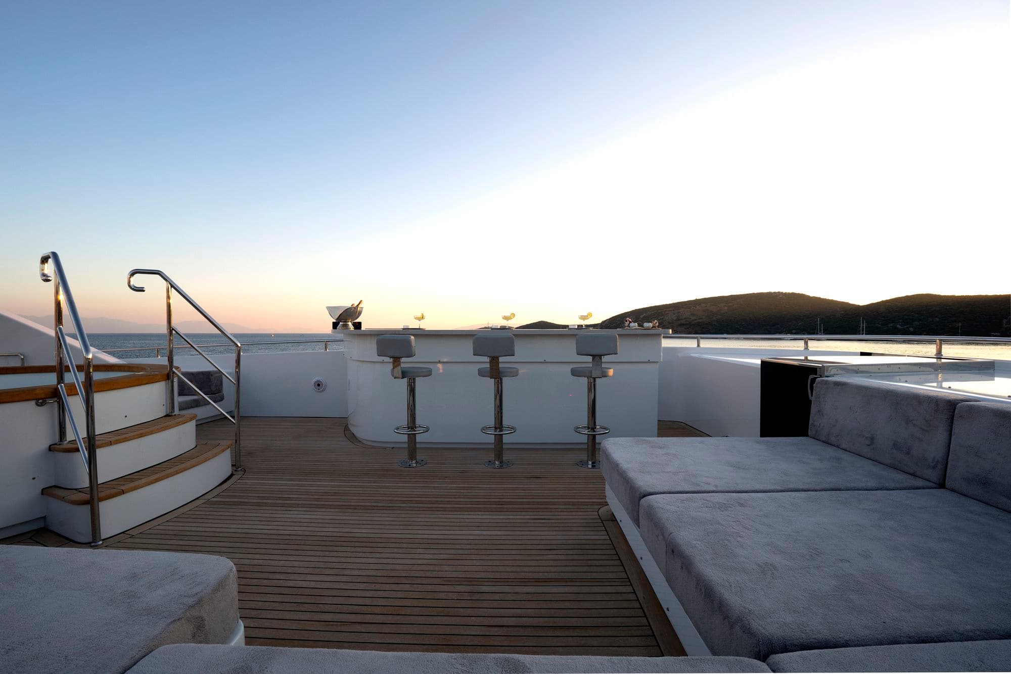 Sun pads and bar on the flybridge