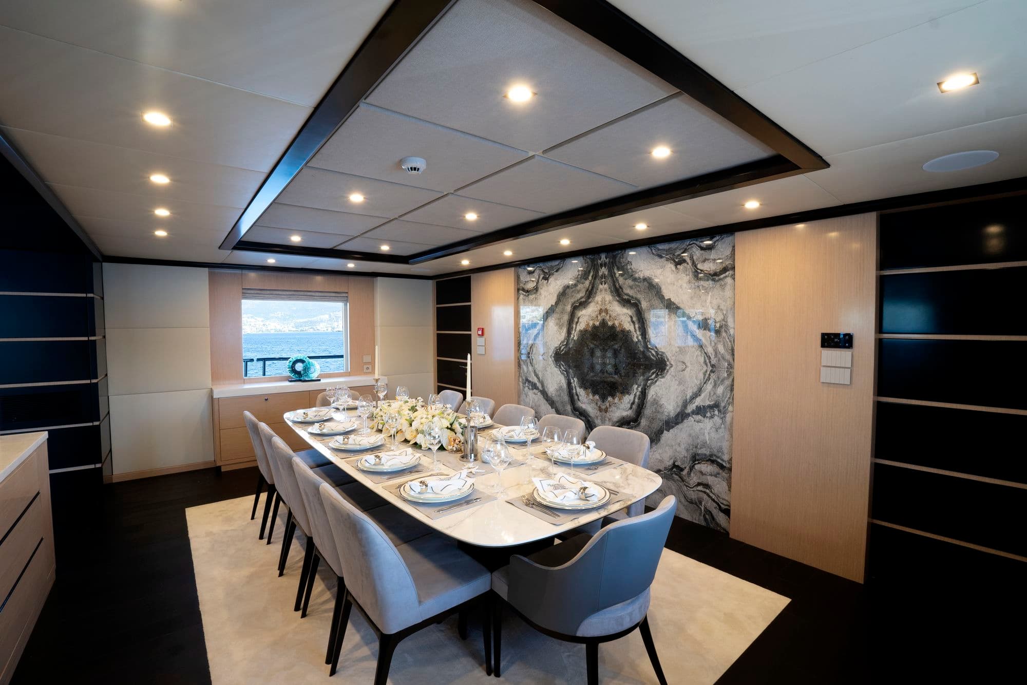 Dining area with a marble wall in the saloon