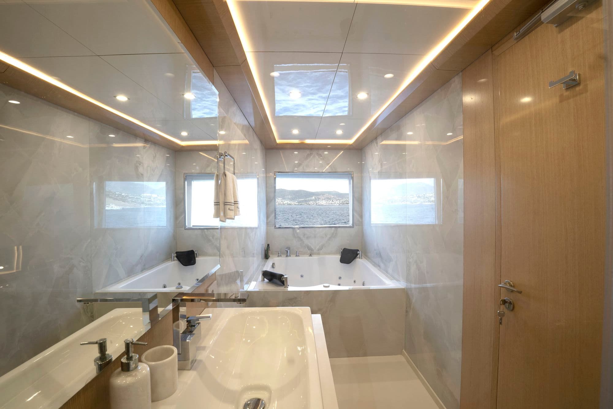Bathtub in the master cabin bathroom