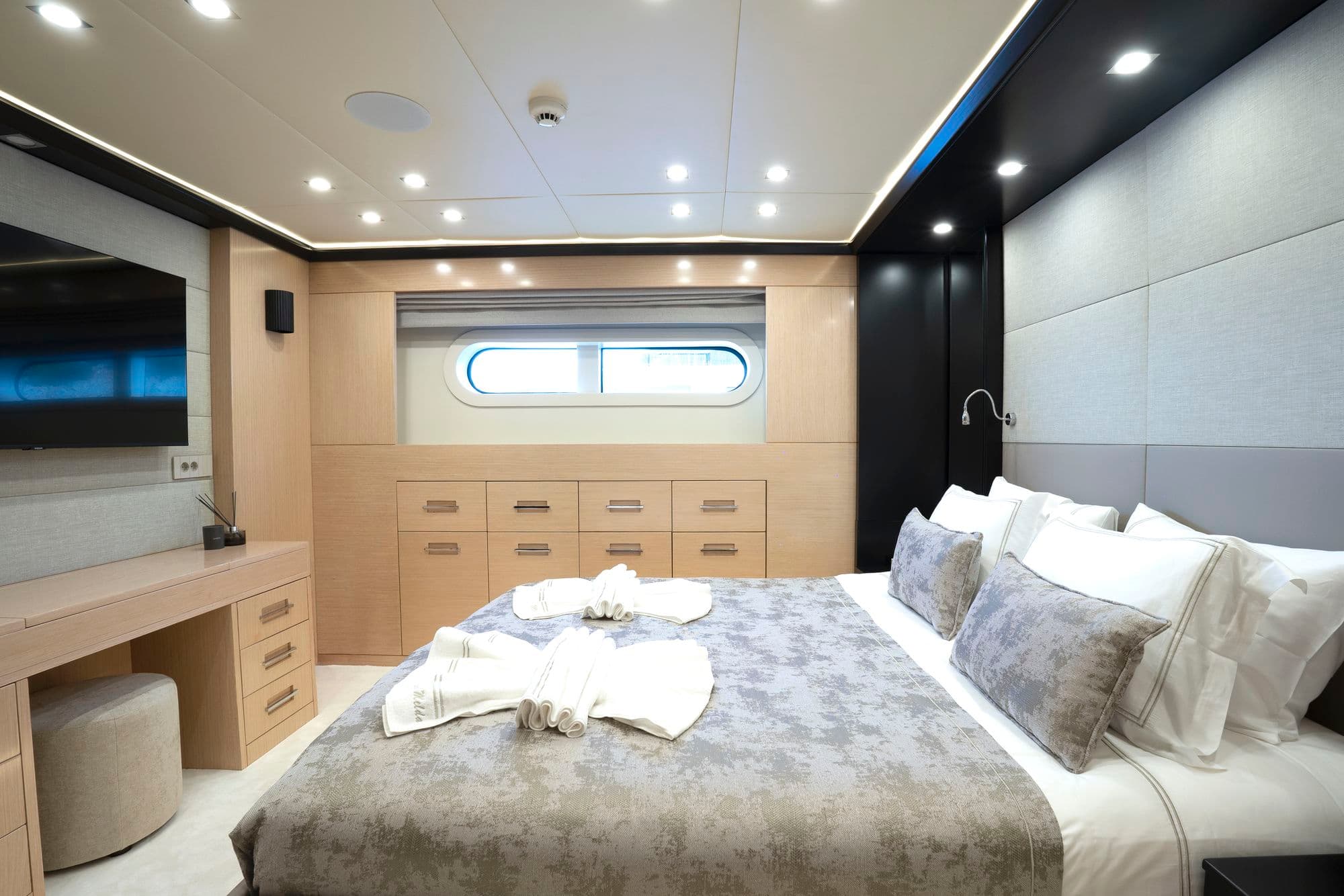The bed of the VIP guest cabin