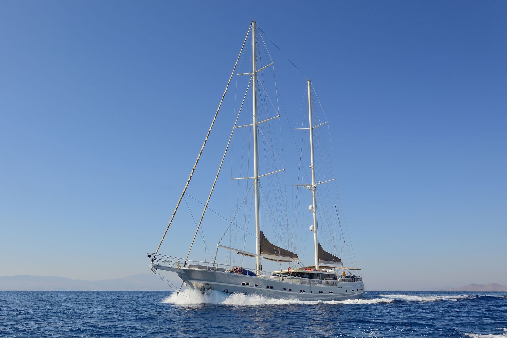Queen of Salmakis under way on engine