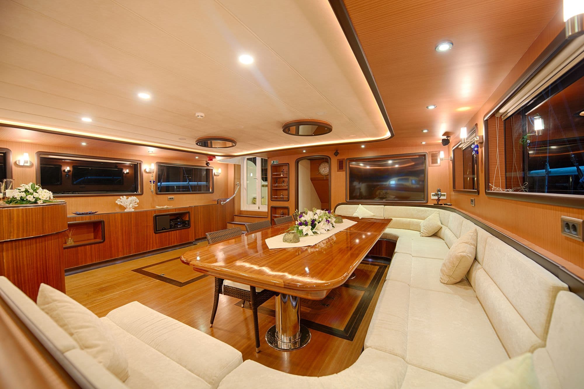 The dining table and seating group in the saloon