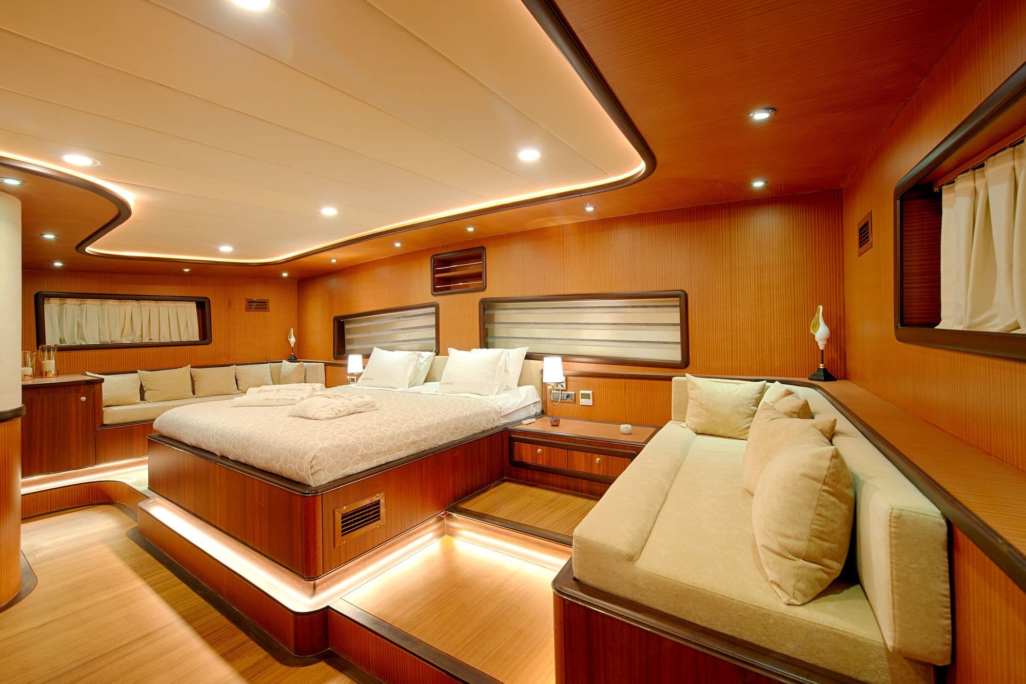 Bed and seating corner in the master cabin