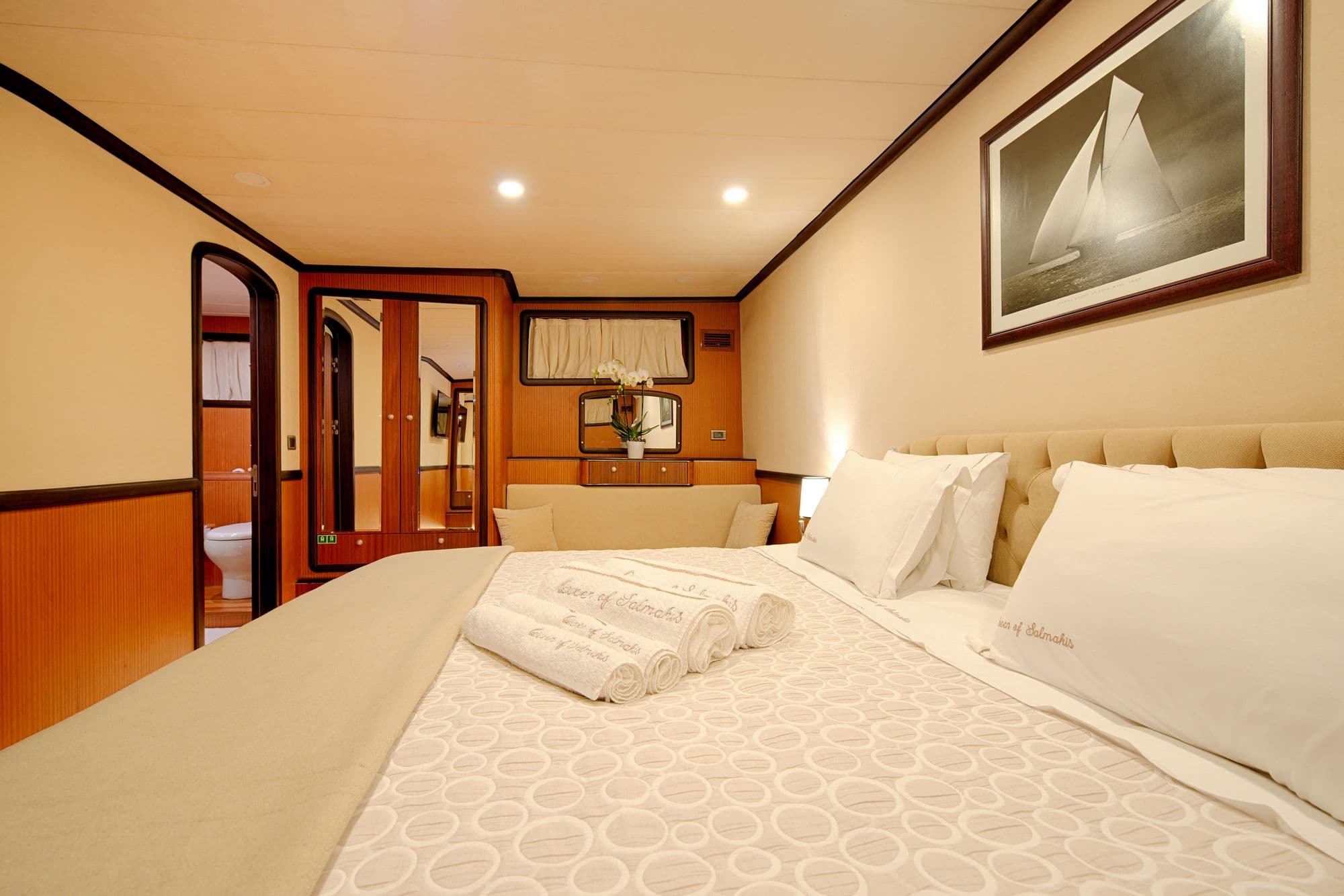 The bed of a double cabin