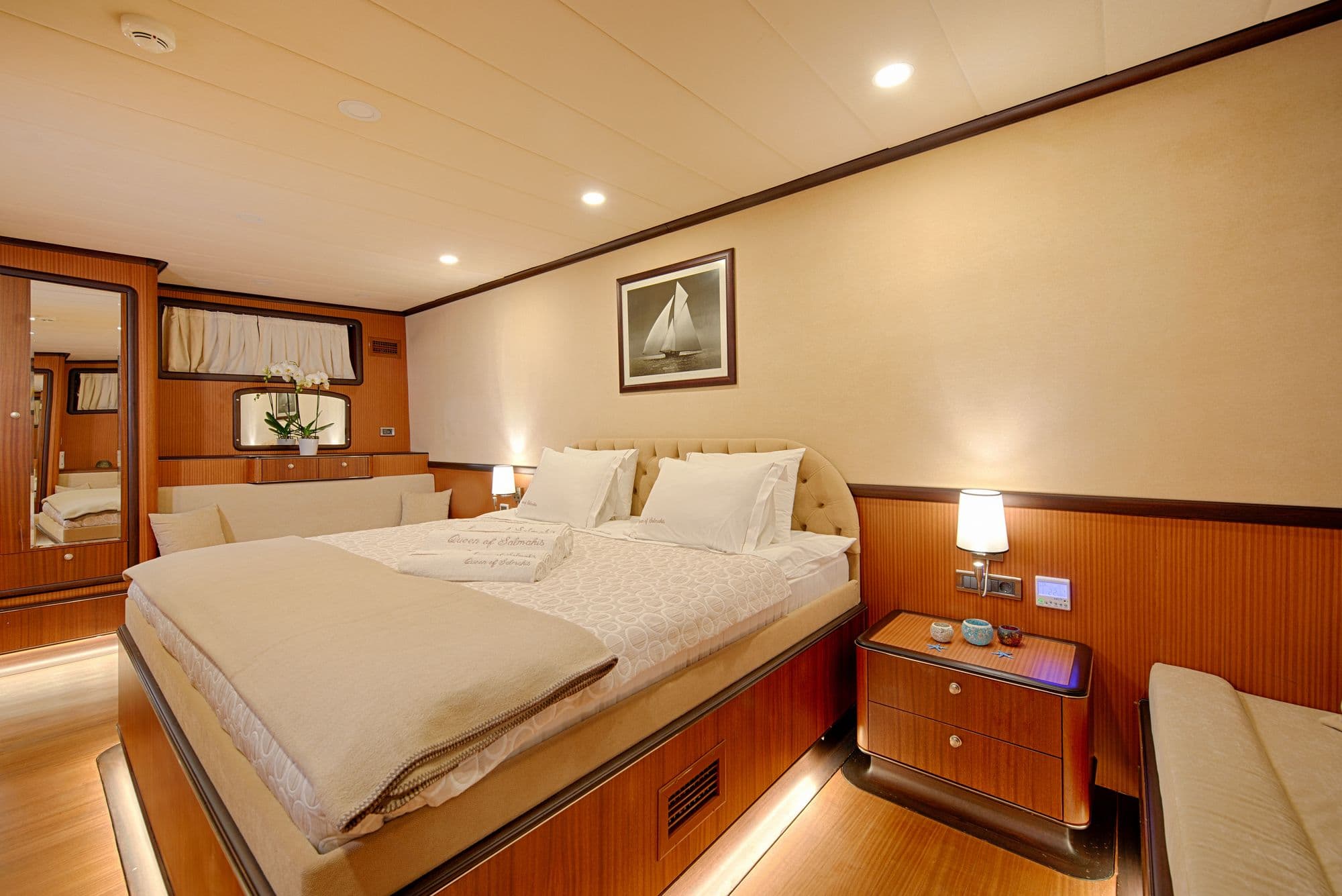 General view of a double guest cabin