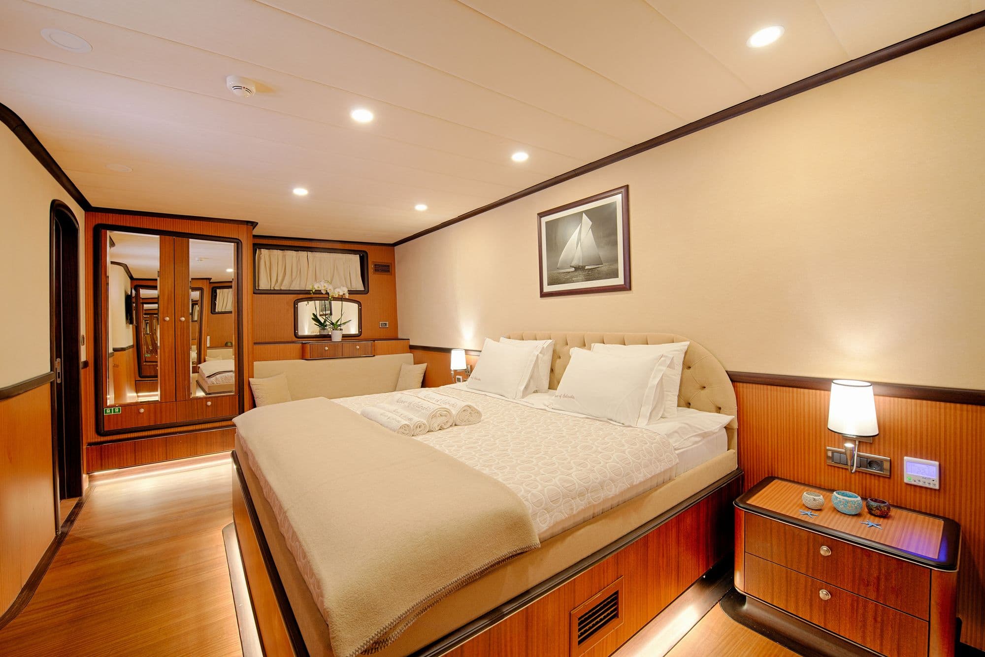 Double cabin with a mirrored wardrobe