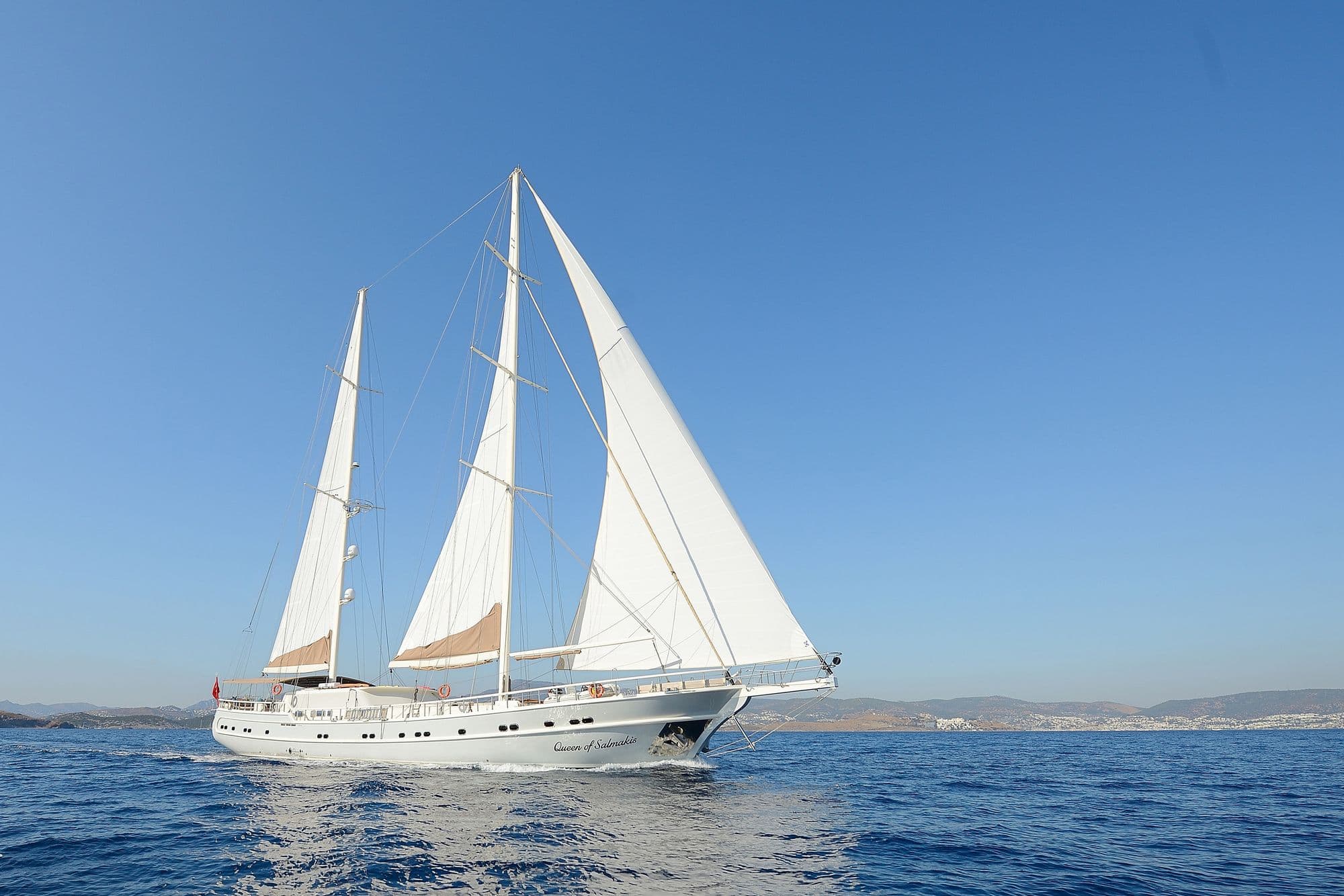 Queen of Salmakis under sail, seen from the bow